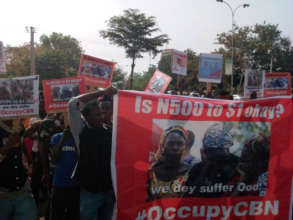 PHOTOS: Group Protests CBN Forex Policies in Abuja