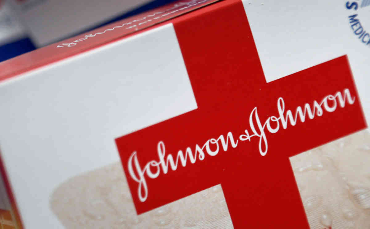 Джонсон джонсон новинка. Johnson & Johnson. Фирма Джонсон и Джонсон. Джонсон и Джонсон логотип. Джонсон и Джонсон история компании.