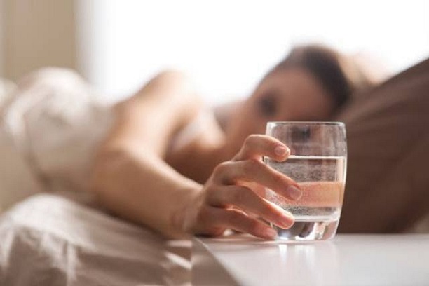 7 Amazing Benefits of Drinking Water After You Wake up