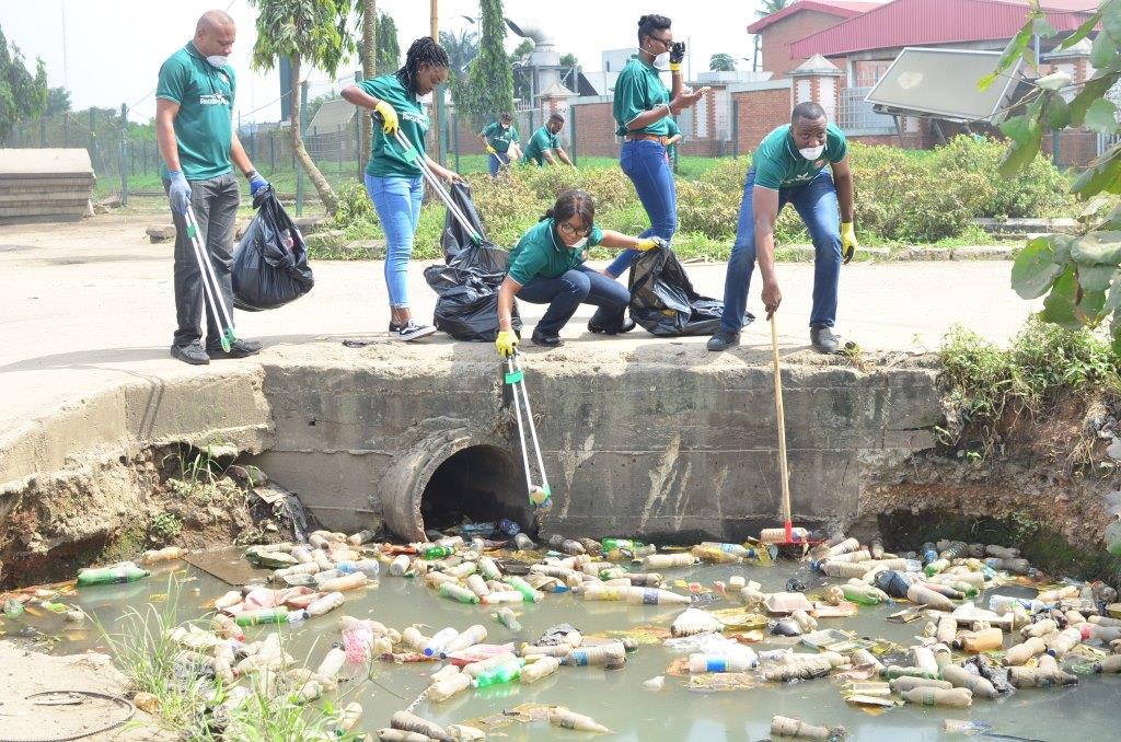 Group Cleans up Military Market in Lagos