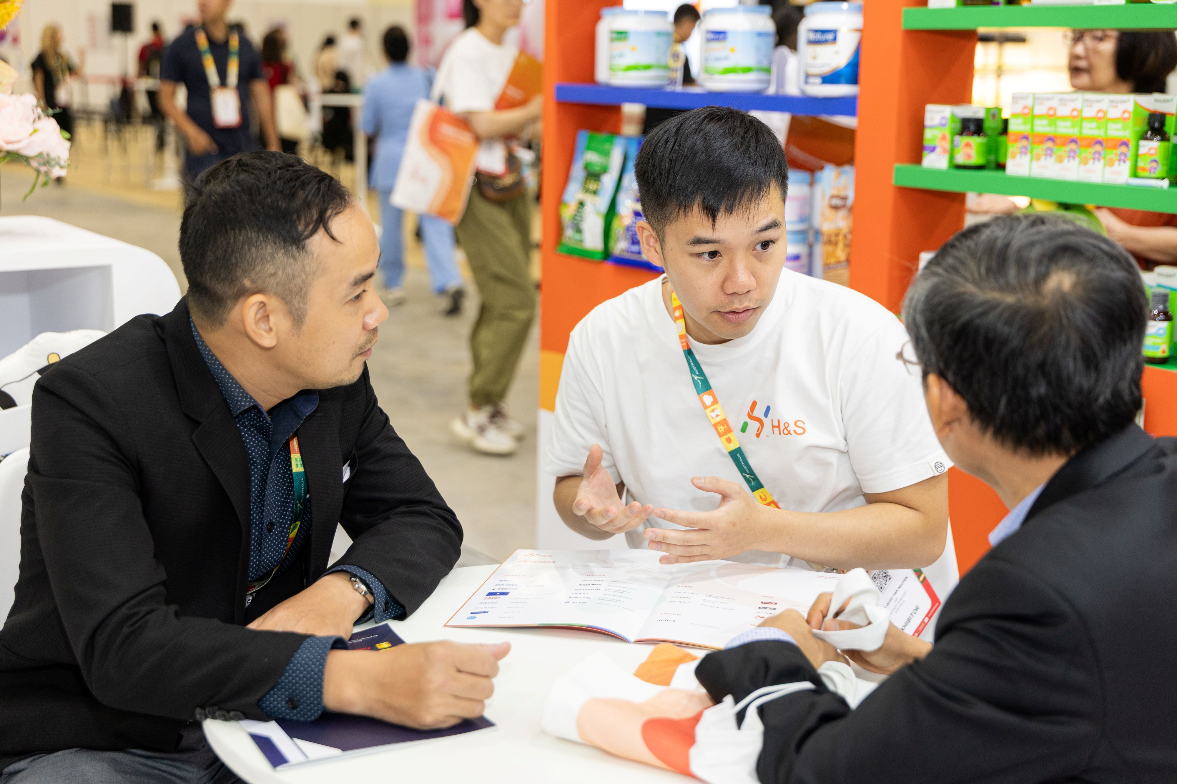 H&S staff present the Company’s leading wellness products to business partners at FHA 2025 Singapore.