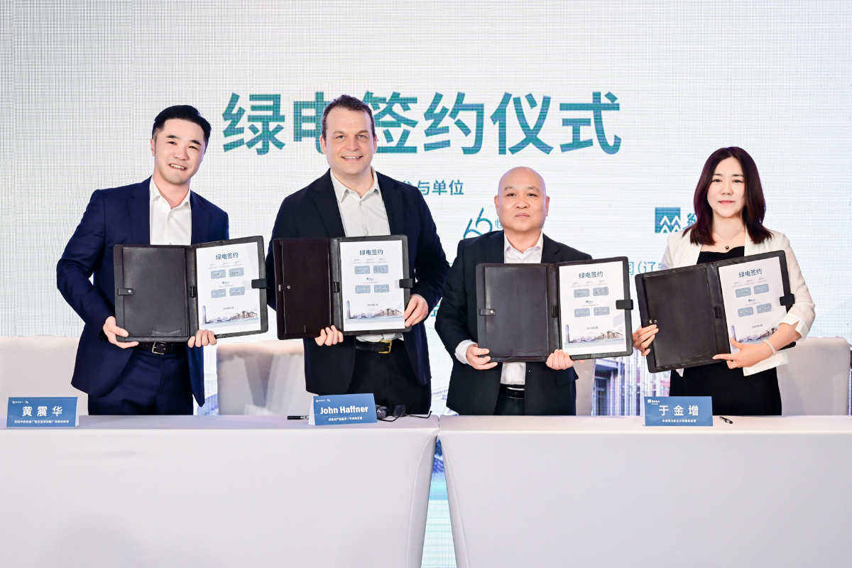 At Forum 66 in Shenyang, the Green Power Purchase Agreement was signed by (from left) Mr. Arthur Wong, Deputy General Manager – Mainland Business Operation of Hang Lung Properties, Mr. John Haffner, Deputy Director – Sustainability of Hang Lung Properties, Mr. Jinzeng Yu, Deputy General Manager of Northeast Region of China Resources Power, and Ms. Airong Yang, General Manager of China Resources (Liaoning) Electric Power Sales Co., Ltd