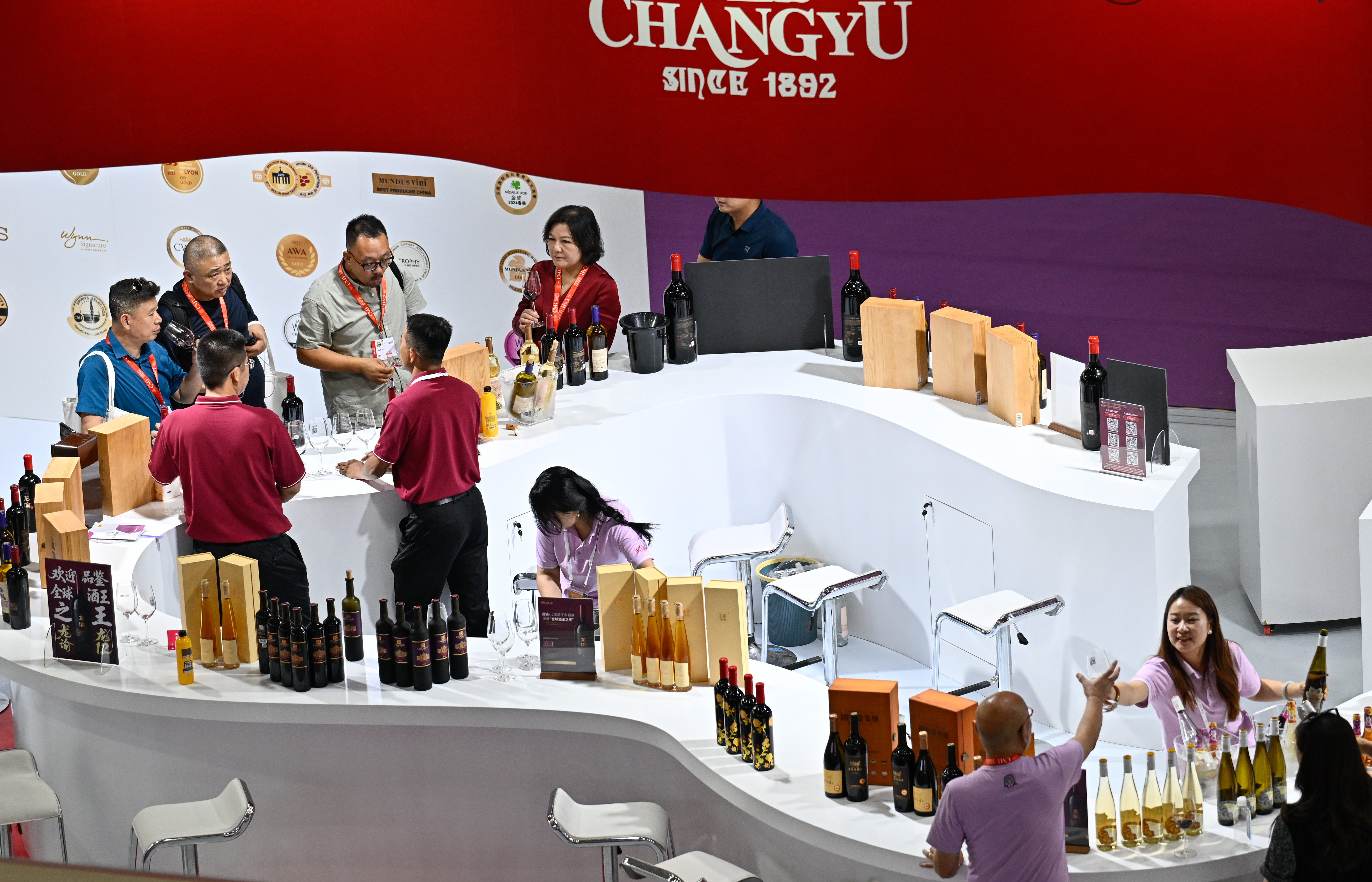 People visit the Global Wineries Exhibition during the Fifth China (Ningxia) International Wine Culture and Tourism Expo in Yinchuan, northwest China's Ningxia Hui Autonomous Region, on June 9, 2025. (Xinhua/Wang Peng)