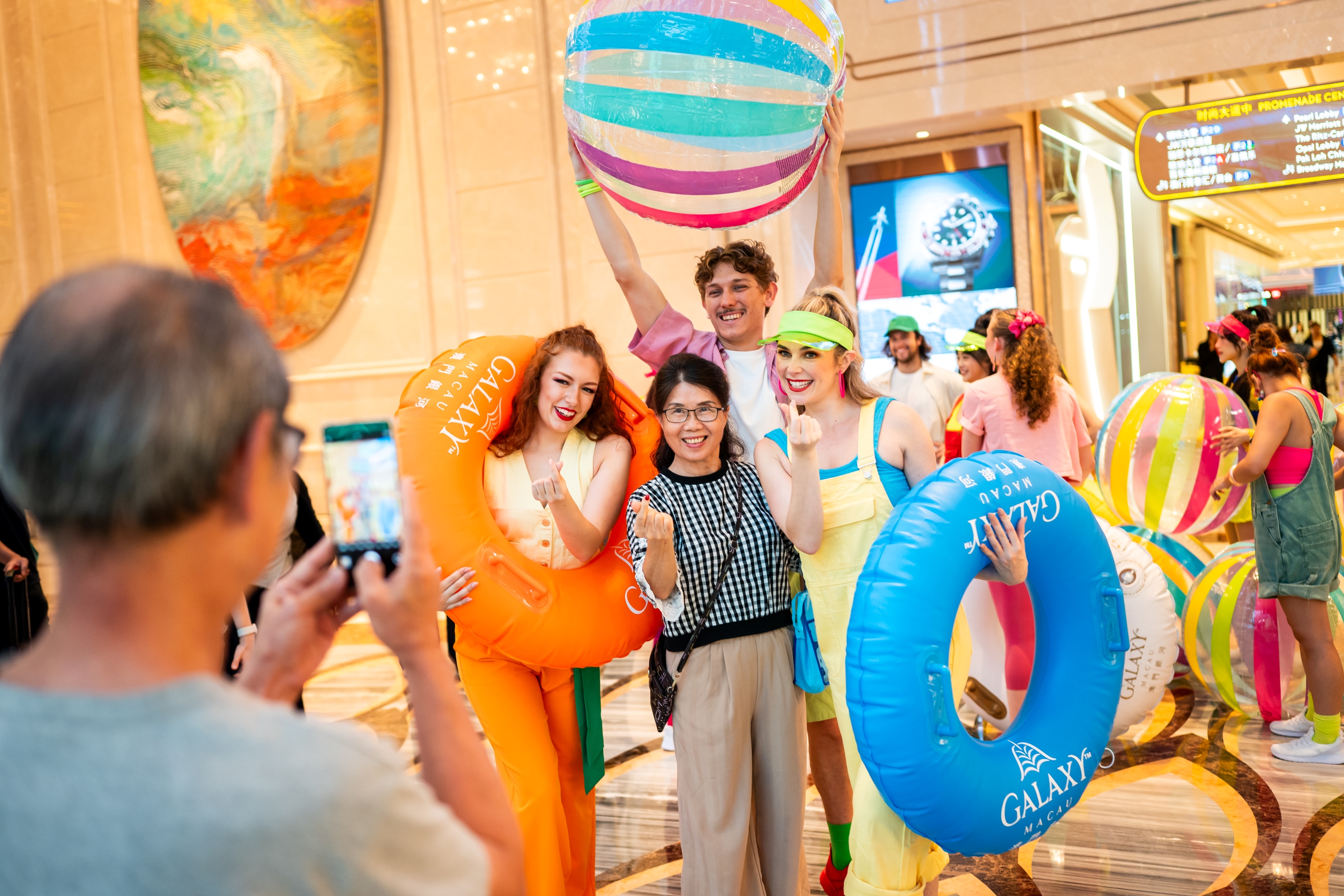 Three colorful and energetic parades featuring brilliant acrobats and dancers will circumnavigate Galaxy Macau every day, with Galaxy Kidz’s mascot Wavey the Peacock appearing at the 17:00 session.