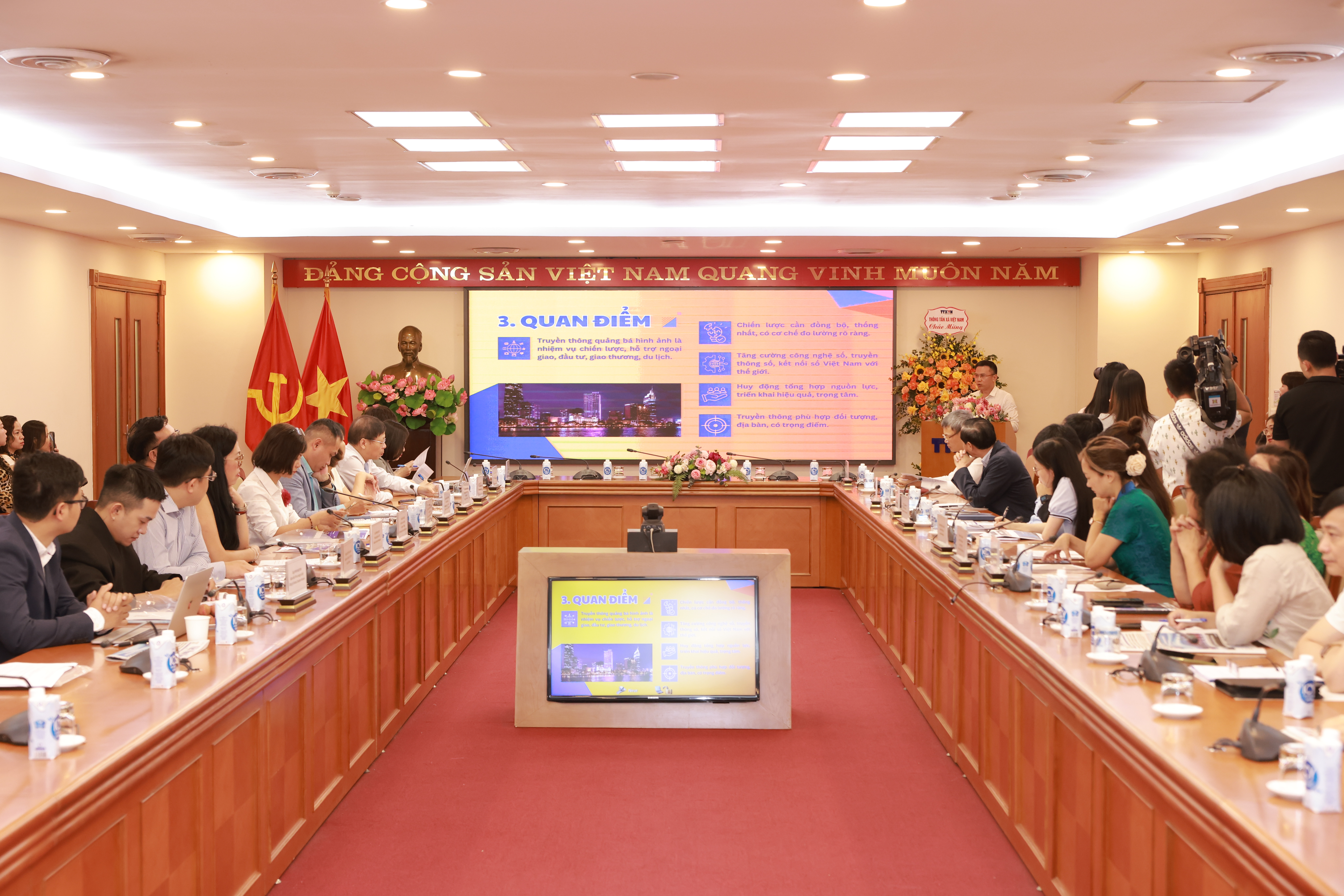 Mr. Pham Anh Tuan, Director of the Department of Grassroots Information and External Information, delivered a presentation on the draft strategy. Photo: VNSL