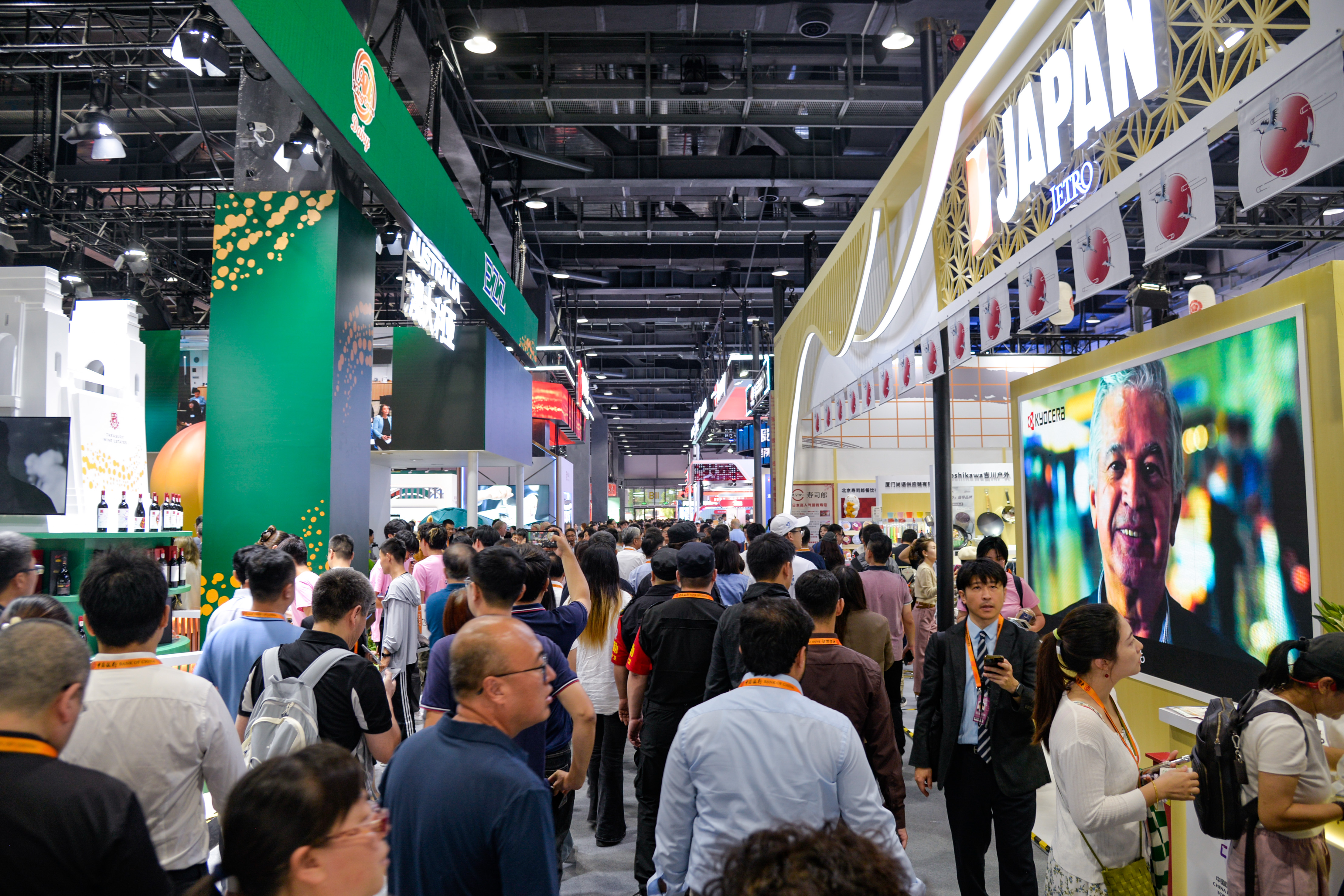 Caption: People visit the 2025 China International Fair for Trade in Services (CIFTIS) in Beijing, capital of China, Sept. 10, 2025. The 2025 CIFTIS opened in Beijing on Wednesday, themed Embrace Intelligent Technologies, Empower