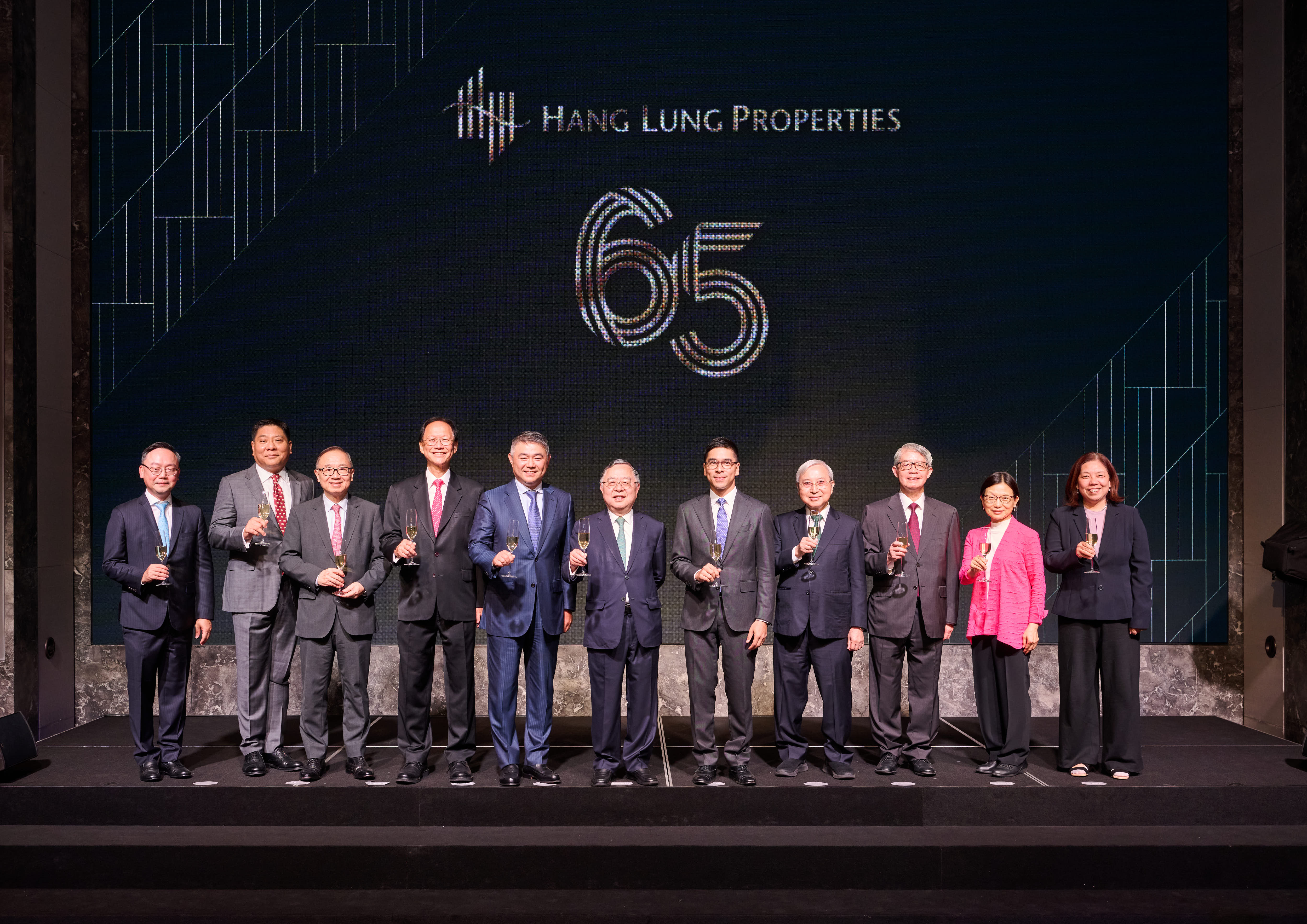 Hang Lung’s Board of Directors marks the Group’s 65th anniversary with a celebratory toast. From left to right: Kenneth Chiu, Chief Financial Officer of Hang Lung Group and Hang Lung Properties, Roy Chen, Non-Executive Director of Hang Lung Group, Martin Liao, Independent Non-Executive Director of Hang Lung Group, Philip Chen, Independent Non-Executive Director of Hang Lung Properties, Weber Lo, Chief Executive Officer of Hang Lung Group and Hang Lung Properties, Ronnie Chan, Honorary Chair of Hang Lung Group and Hang Lung Properties, Prof. Pak Wai Liu, Independent Non-Executive Director of Hang Lung Group, Dr. Andrew Chan, Independent Non-Executive Director of Hang Lung Properties, Anita Fung, Independent Non-Executive Director of Hang Lung Properties, Holly Li, Independent Non-Executive Director of Hang Lung Properties