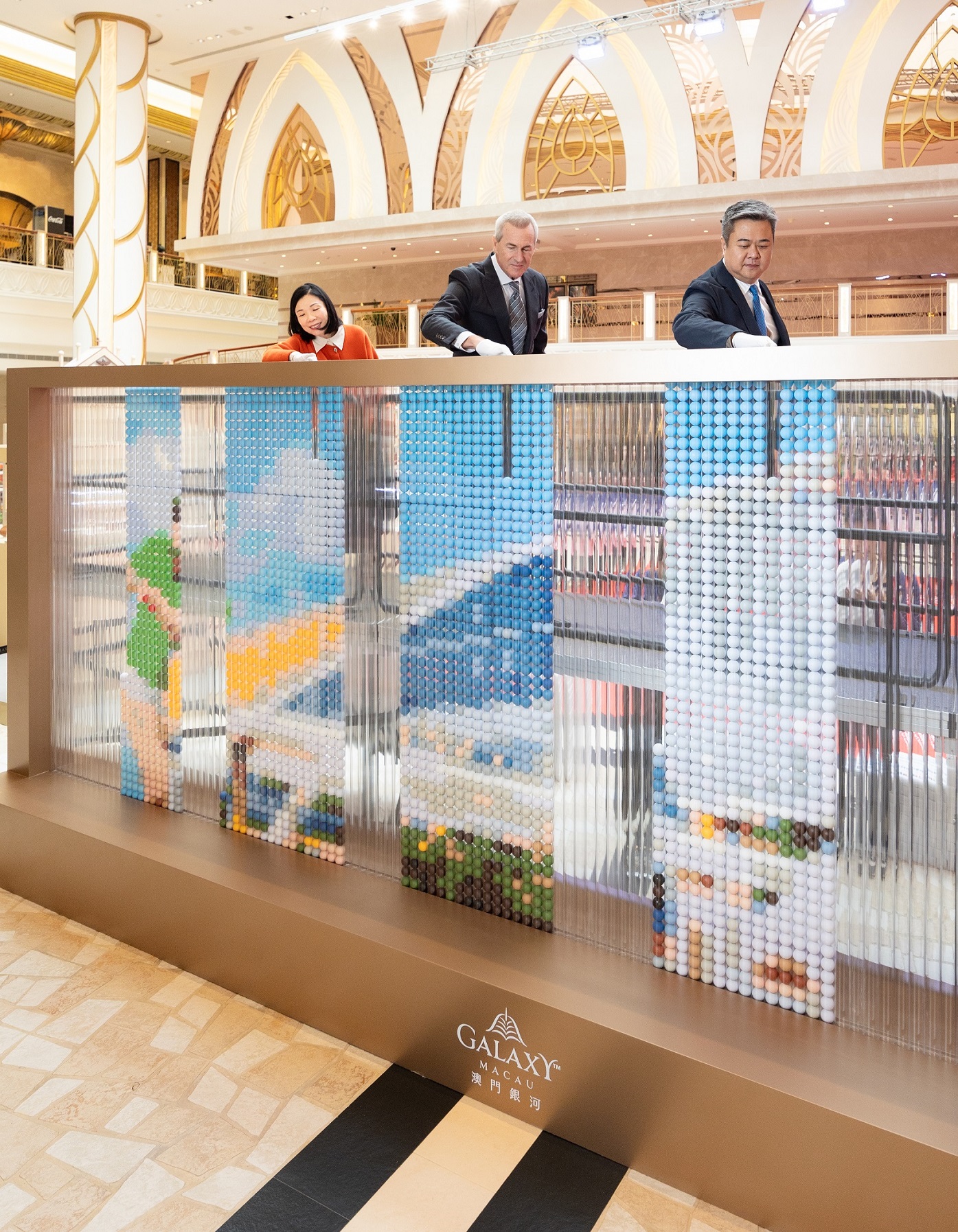 Members from the Galaxy Entertainment Group management paid visit during the curatorial stage of the artwork, expressing their unity with the 15 team members creating the record-breaking piece.