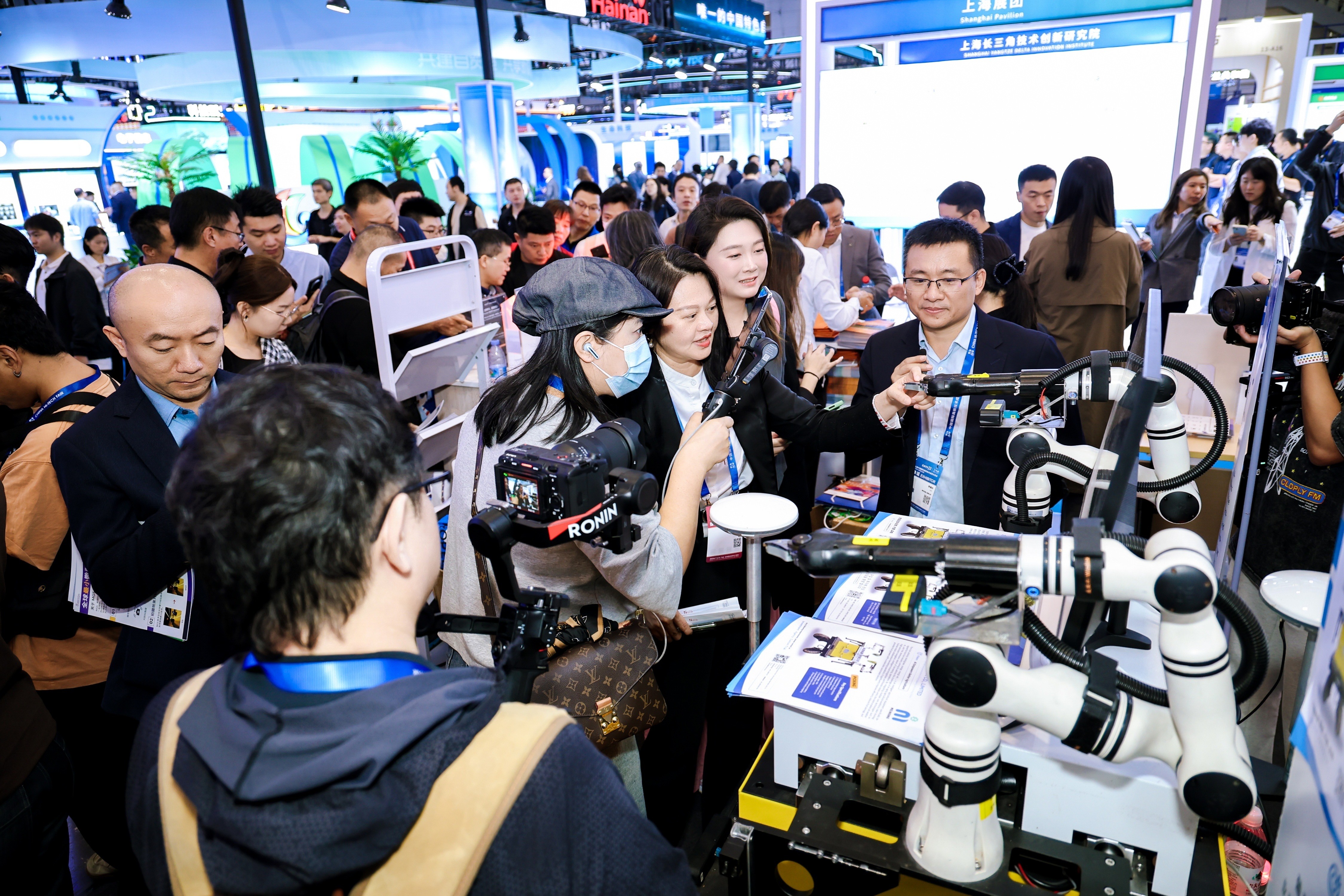 Park companies exhibiting cutting-edge R&D and applications in AI, robotics, biomedical technology, and green technology at CHTF’s Hong Kong Pavilion, attracting global visitors and investors, demonstrating Hong Kong’s innovation leadership, and fostering international collaboration.