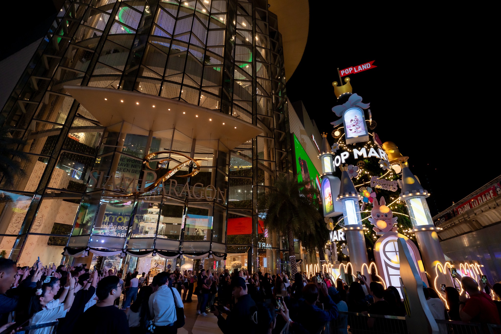 POP LAND CHRISTMAS TREE – Thailand’s first-ever Christmas tree by POP MART, adorned with fan-favorite characters to spread festive cheer and joy.